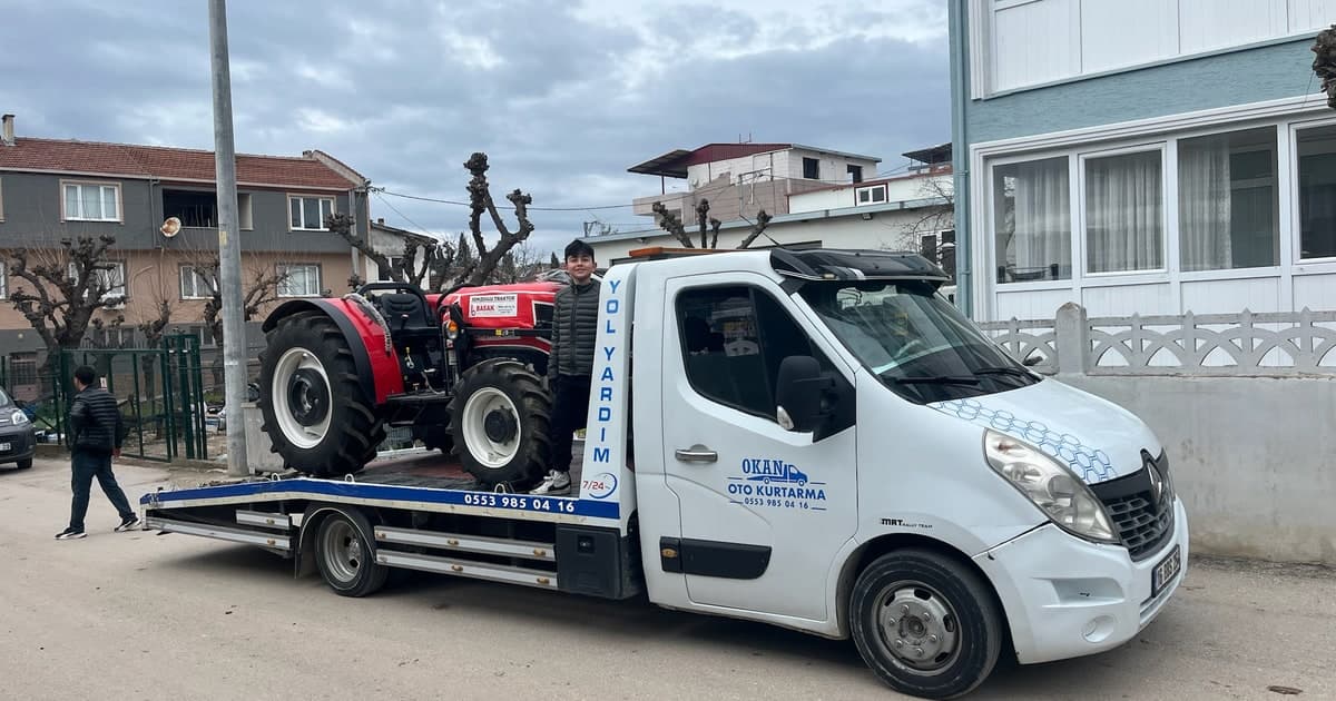 Tow truck carrying a tractor in Nilüfer, Bursa